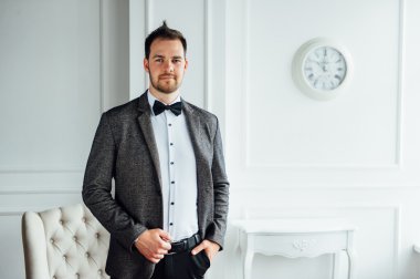 mutlu bir yüz ifadesi ile adam