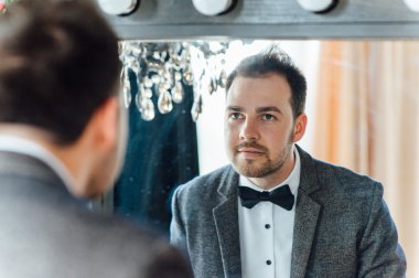 mutlu bir yüz ifadesi ile adam