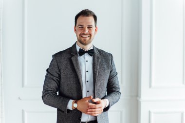 mutlu bir yüz ifadesi ile adam