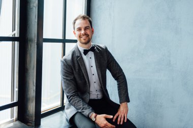 mutlu bir yüz ifadesi ile adam