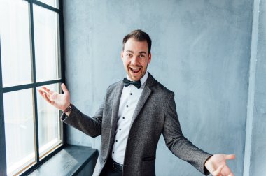 mutlu bir yüz ifadesi ile adam