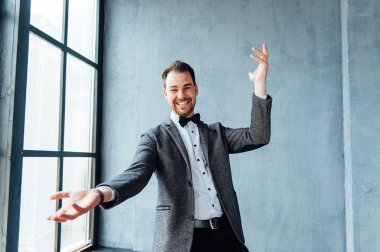 mutlu bir yüz ifadesi ile adam