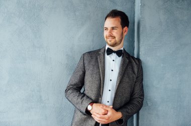 mutlu bir yüz ifadesi ile adam