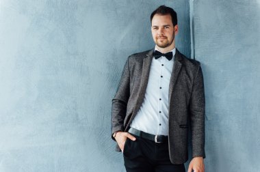 mutlu bir yüz ifadesi ile adam