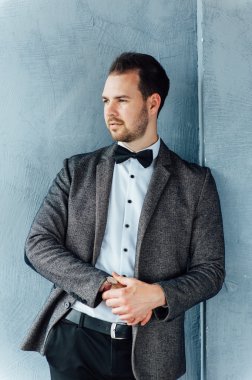 mutlu bir yüz ifadesi ile adam