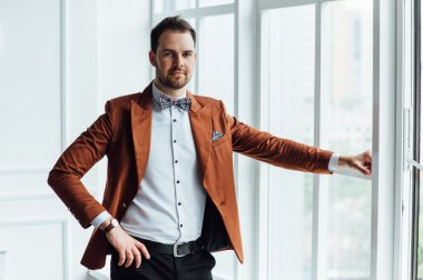 mutlu bir yüz ifadesi ile adam