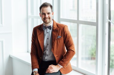 mutlu bir yüz ifadesi ile adam