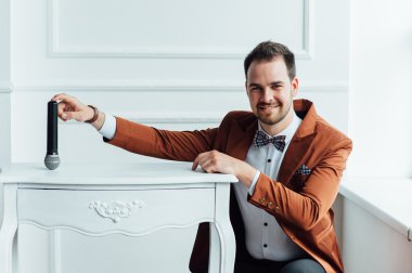 mutlu bir yüz ifadesi ile adam