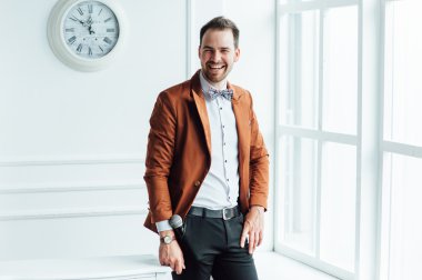 mutlu bir yüz ifadesi ile adam