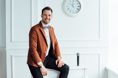 mutlu bir yüz ifadesi ile adam