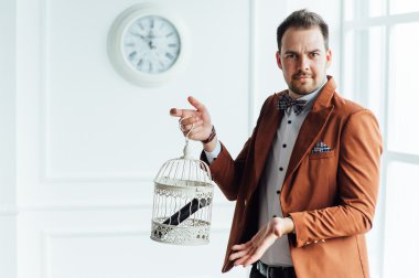 mutlu bir yüz ifadesi ile adam