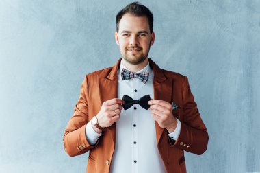 mutlu bir yüz ifadesi ile adam