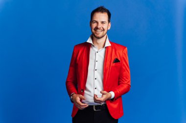 mutlu bir yüz ifadesi ile adam