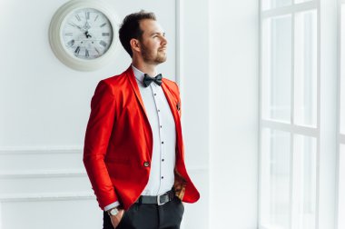 mutlu bir yüz ifadesi ile adam