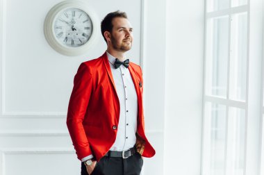 mutlu bir yüz ifadesi ile adam