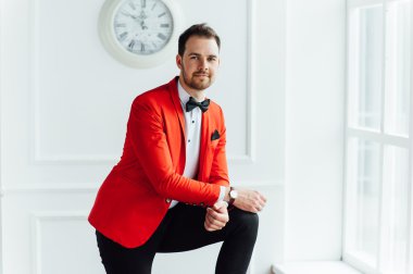 mutlu bir yüz ifadesi ile adam