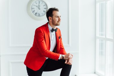 mutlu bir yüz ifadesi ile adam