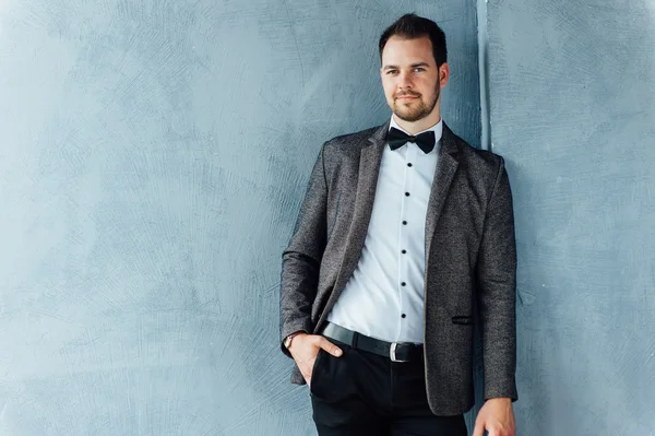 mutlu bir yüz ifadesi ile adam