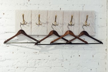 Ahşap elbise askısı duvar