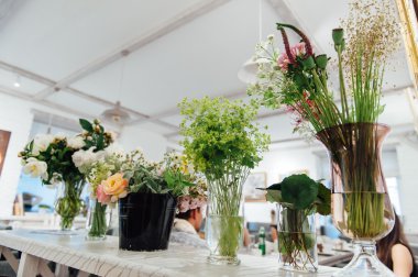 Cam vazo içinde güzel bahar çiçekleri