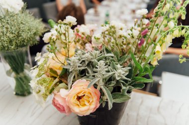 Cam vazo içinde güzel bahar çiçekleri