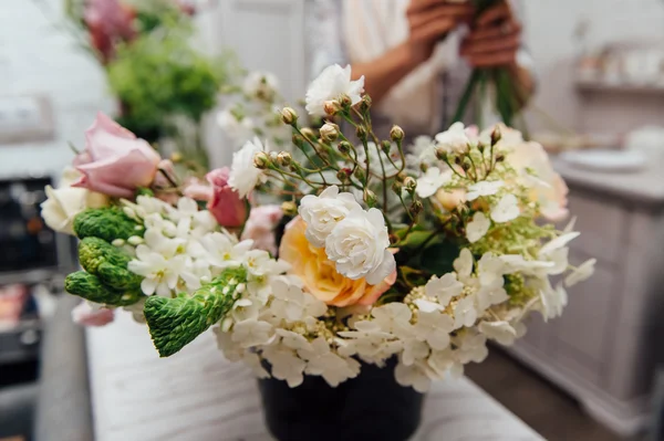 Prachtige Lentebloemen in glazen vazen — Stockfoto