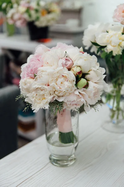 Bloemen van gekleurde pioenrozen — Stockfoto