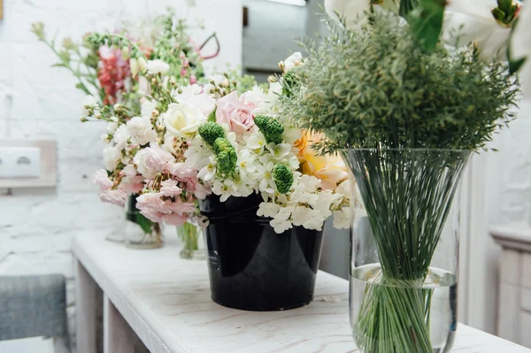 Prachtige Lentebloemen in glazen vazen — Stockfoto