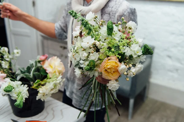 Mężczyzna Kwiaciarnia wykończenia piękny bukiet — Zdjęcie stockowe