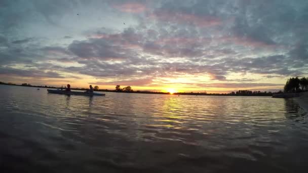 Avond zonsondergang aan het meer, time-lapse — Stockvideo