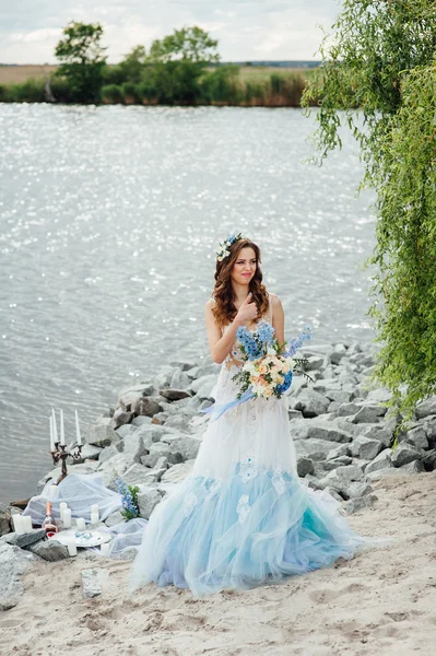 Beautiful young bride in luxury wedding dress — Stock Photo, Image