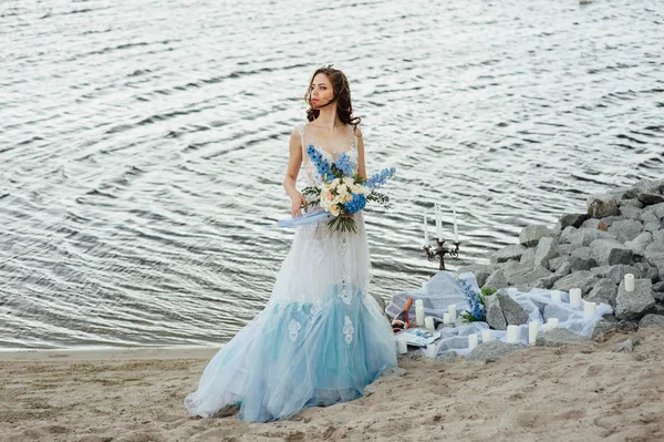 Beautiful young bride in luxury wedding dress — Stock Photo, Image