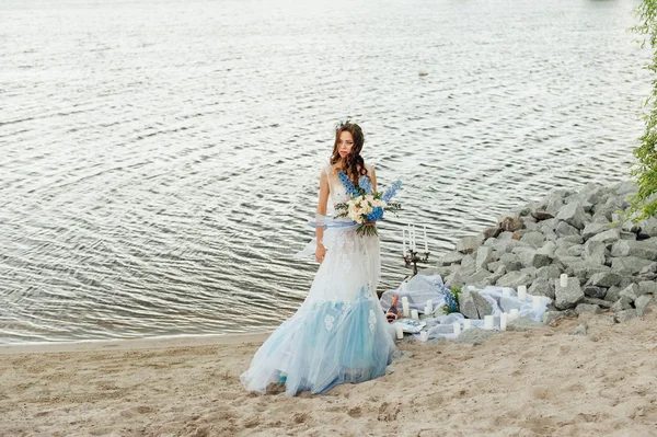 लक्झरी लग्न ड्रेस मध्ये सुंदर तरुण वधू — स्टॉक फोटो, इमेज