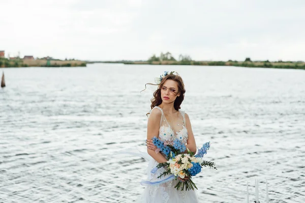 Beautiful young bride in luxury wedding dress — Stock Photo, Image