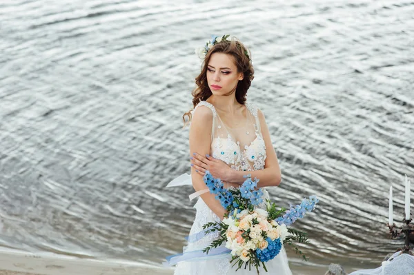 Beautiful young bride in luxury wedding dress — Stock Photo, Image