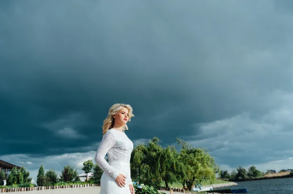 Красива молода наречена в розкішній весільній сукні — стокове фото