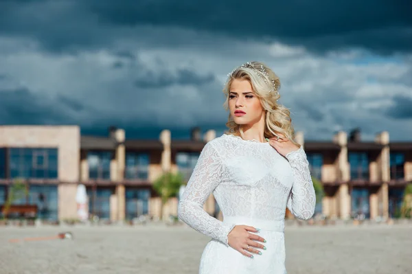 Bella giovane sposa in abito da sposa di lusso — Foto Stock