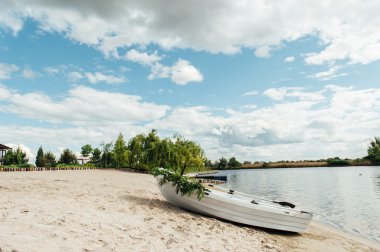 Nehri üzerindeki tek beyaz tekne