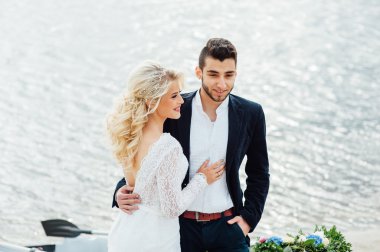 Gelin ve damat yakınındaki nehirde tekne yürüme