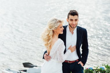 Gelin ve damat yakınındaki nehirde tekne yürüme