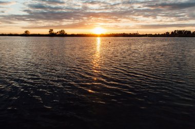 Güzel gün batımı ile nehir manzara