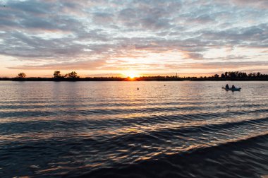 Güzel gün batımı ile nehir manzara