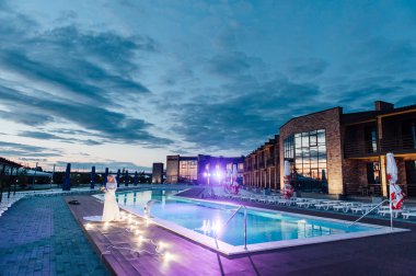 Genç gelin lüks gelinlik. akşam