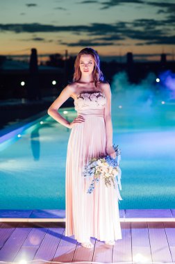 Genç gelin lüks gelinlik. akşam