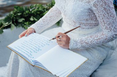 bir kağıt üzerinde kadın yazar