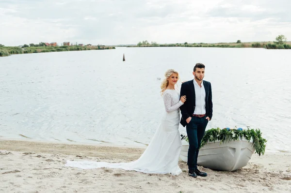 Novia y novio caminando cerca del barco en el río —  Fotos de Stock