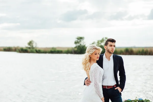 Novia y novio caminando por el río —  Fotos de Stock