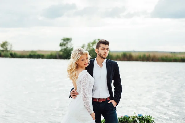 Novia y novio caminando por el río —  Fotos de Stock