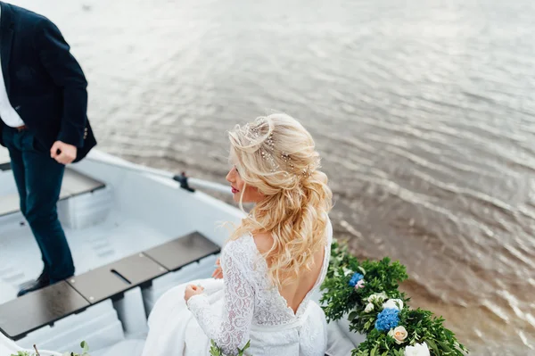 Belle jeune mariée en robe de mariée de luxe — Photo