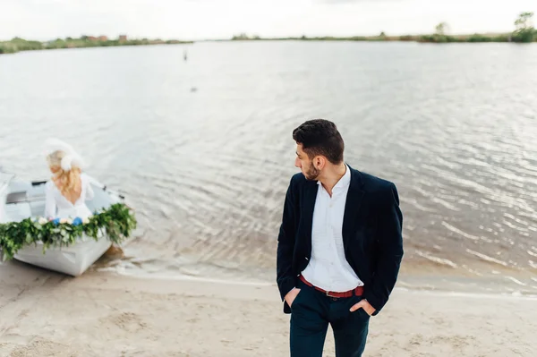 Портрет нареченого біля човна в день весілля — стокове фото